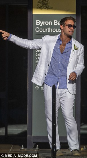 ¡Por aquí!  El actor británico Josh mantuvo las cosas informales con un traje blanco holgado, que combinó con una camisa de lino color lavanda que dejó parcialmente desabrochada.