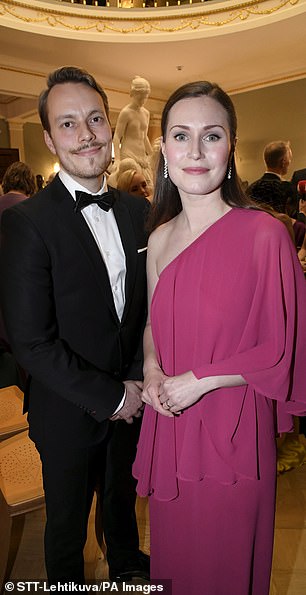Sanna Marin, fotografiada con su esposo Markus Räikköne