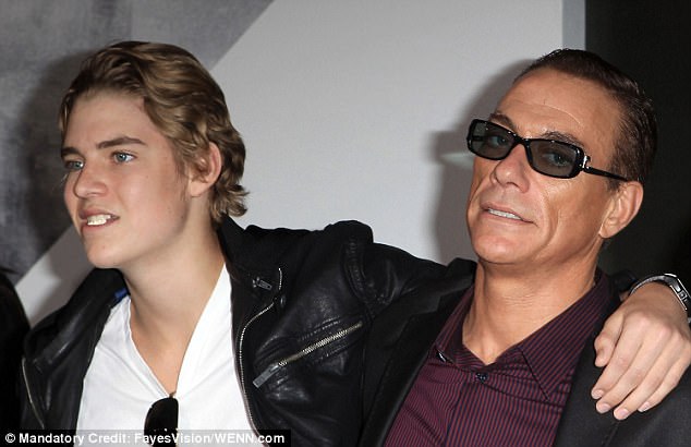 Jean Claude Van Damme y su hijo Nicholas en el estreno de The Expendables 2 en Hollywood en 2012