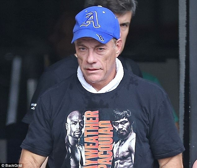 Según los informes, el hijo menor de Jean Claude Van Damme fue arrestado por sujetar a su compañero de cuarto a punta de cuchillo (el actor aparece en la foto a principios de este año)