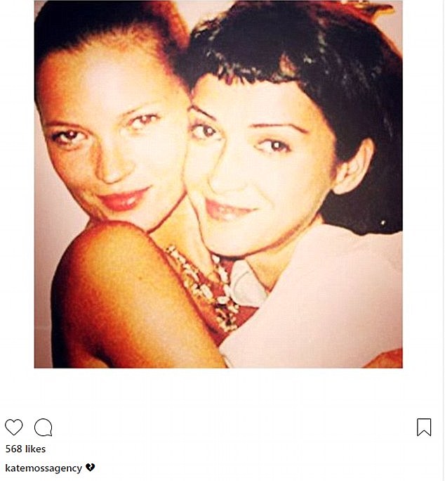 Kate Moss rompió su silencio tras la muerte de la Sra. Neilson, compartiendo esta foto de ambos en Instagram con un emoji de corazón roto.
