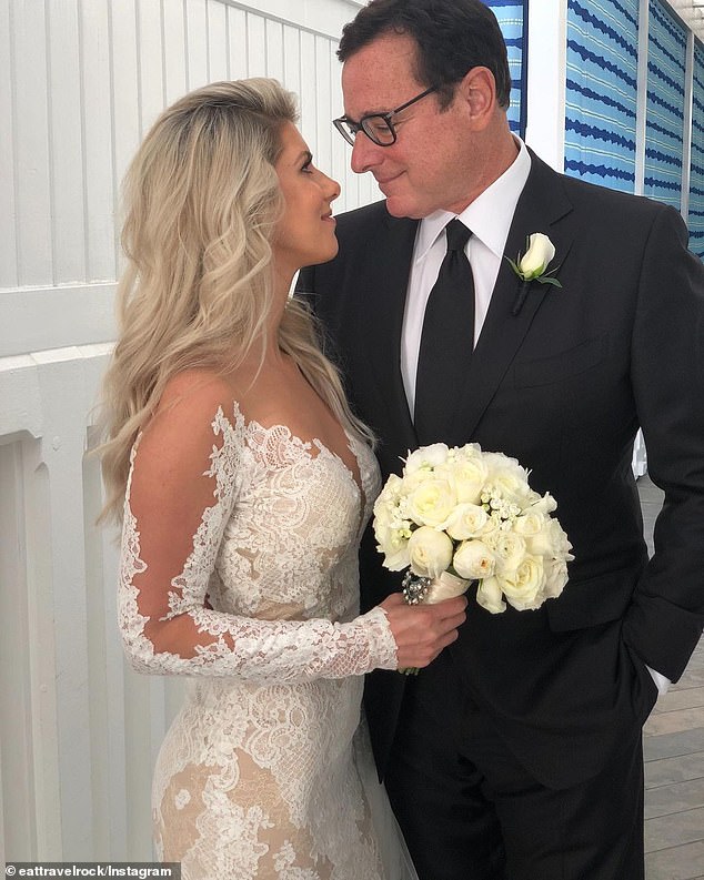 A Bob Saget, de 65 años, le sobrevive su segunda esposa, Kelly Rizzo (en la foto juntos el día de su boda), con quien se casó en 2018.