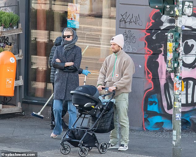 Caminar: La pareja, que vive en Berlín, salió a caminar con su hija Luca.