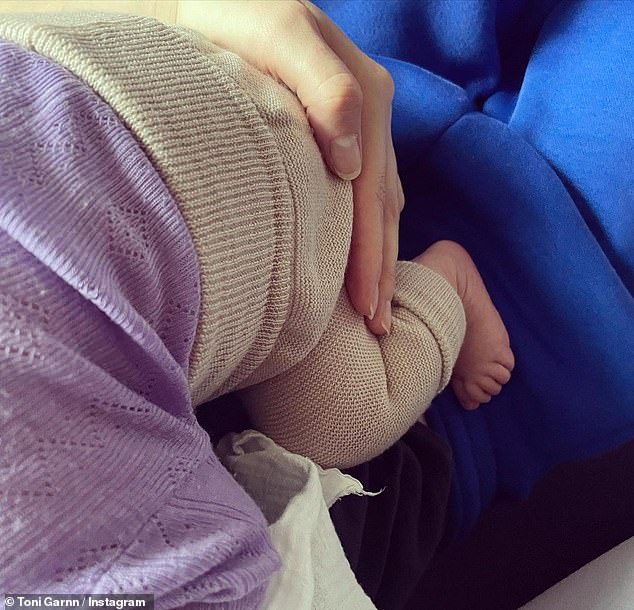 'Inmediatamente nos robó el corazón para siempre': Toni anunció el nacimiento de una hija llamada Luca Malaika en su cuenta de Instagram en julio