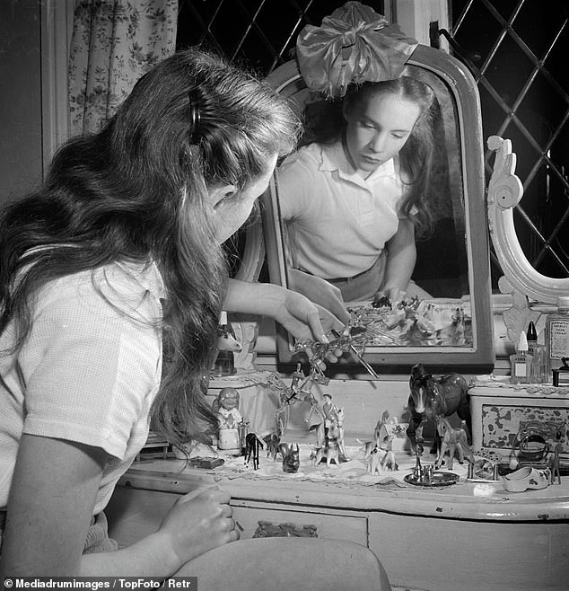 A partir de los 17: se ve a la adolescente, que nació en Walton-on-Thames, Surrey, jugando con la figura en su tocador.