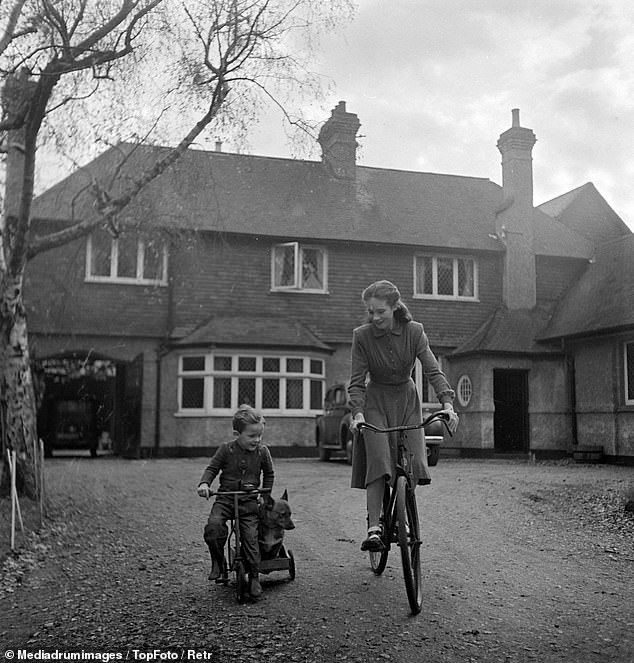 Sí... Julie, fotografiada montando su bicicleta, descubrió cuando tenía 14 años que el hombre que creía que era su padre biológico no lo era.