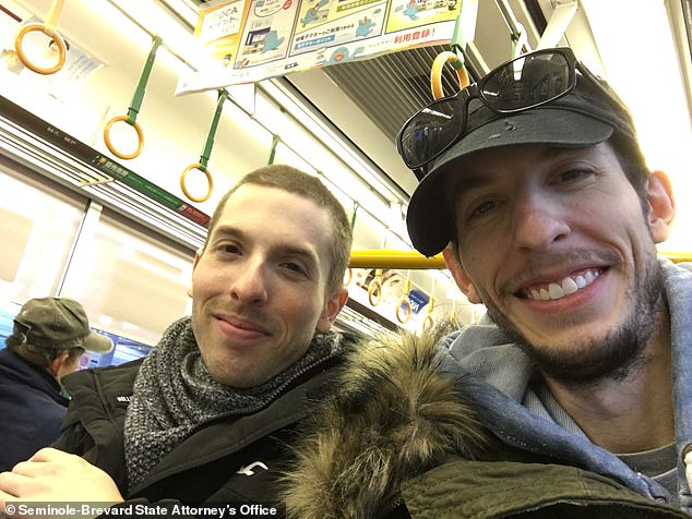 Grant Amato, a la derecha, posa con su hermano Cody durante un viaje a Japón en diciembre.