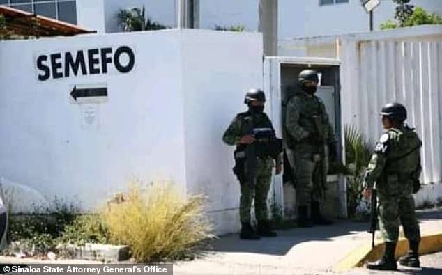 Miembros de la Guardia Nacional de México se paran frente a la oficina del forense local en Culiacán, donde los tres cuerpos fueron llevados el sábado después de que las autoridades los encontraran.