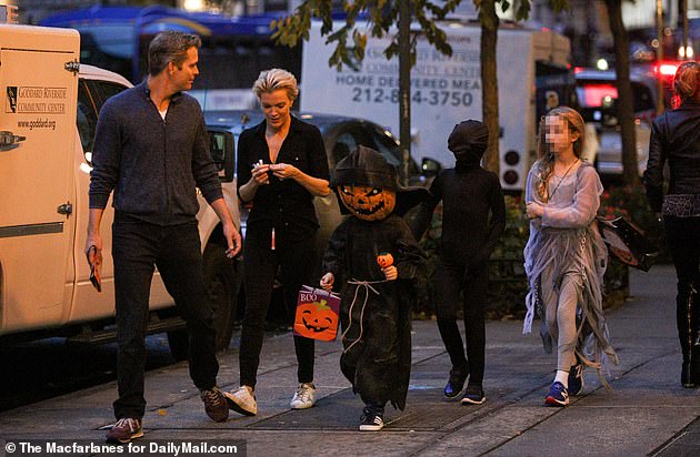 Kelly y Brunt son vistos cerca de su casa en Manhattan con sus hijos Edward, 11, y Thatcher Bray, 7;  y su hija de nueve años, Yardley Evans, en Halloween en 2019