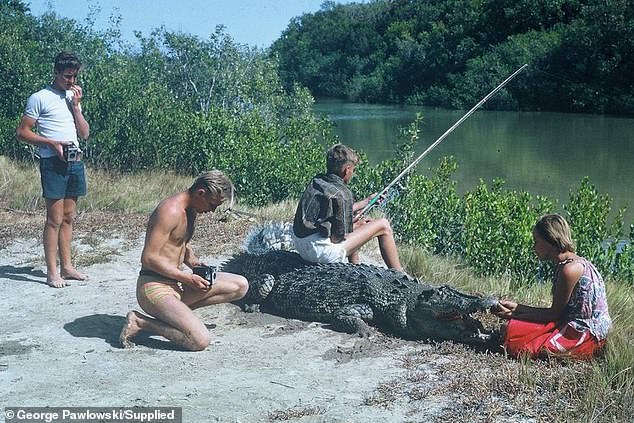 Después de derribar al monstruo de 8,6 m, Ron construyó un pequeño bote con los desechos y lo llamó 'Joey' y la familia (en la foto) comenzó su nueva vida como cazadores de cocodrilos.