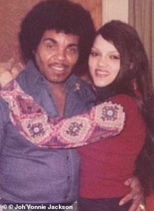 La madre de Yasmine, Joh'Vonnie, era hija de la secretaria Cheryle Terrell y el padre de Michael Jackson, Joe (en la foto juntos)