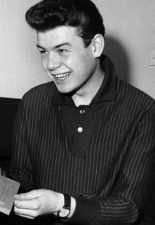 Young Glitter: el artista pedófilo caído en desgracia es fotografiado a principios de la década de 1960