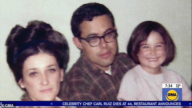 Moore aparece en la foto con su madre y su padrastro, Dan Guynes, cuando era niña.  Ella pensó que Guynes era su padre biológico hasta los 13 años cuando leyó su certificado de nacimiento.  Guynes se suicidó en 1980, dos años después de separarse de la madre de Moore.