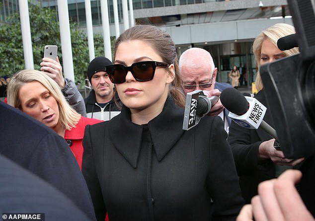 Belle Gibson dejó la Corte Federal en Melbourne la semana pasada, seguida por los medios.  Gibson afirmó bajo juramento que no tiene idea de a qué se dedica Clive Rothwell