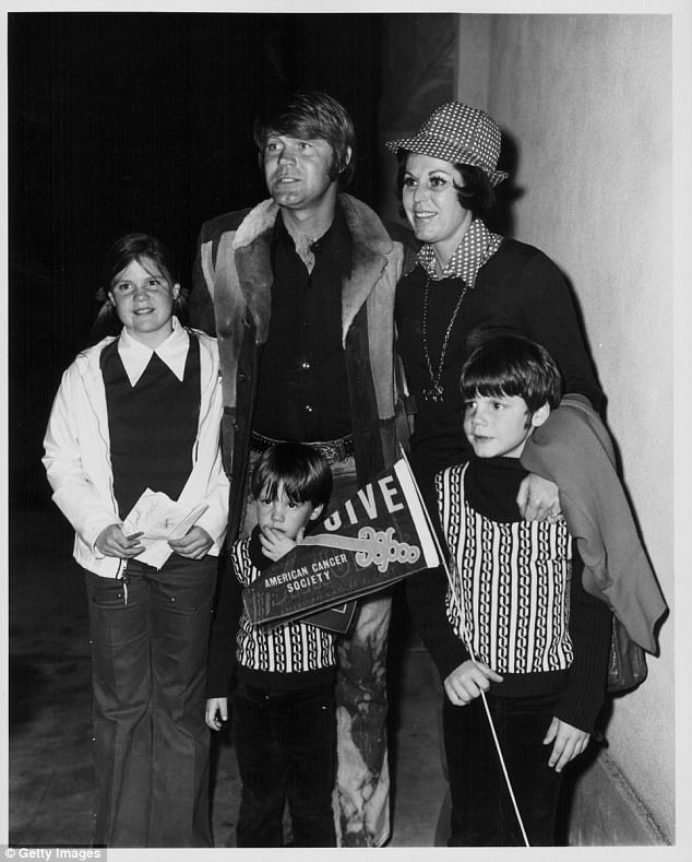 Campbell y su segunda esposa, fotografiados arriba con sus tres hijos en 1973. Los niños están en la fila inferior de izquierda a derecha: Kelli, Kane y Travis