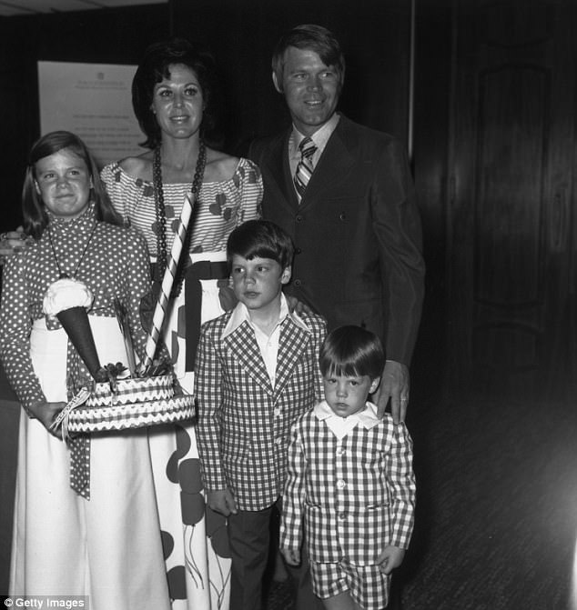 Travis y su media hermana mayor, Debby, demandaron en 2015 para obtener derechos de visita para ver a su padre.  Arriba, Campbell y su segunda familia nuevamente, también en 1973.