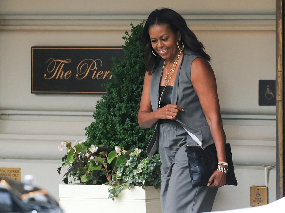 Se podía ver a la Sra. Obama saliendo del lujoso Pierre Hotel, ubicado frente a Central Park.