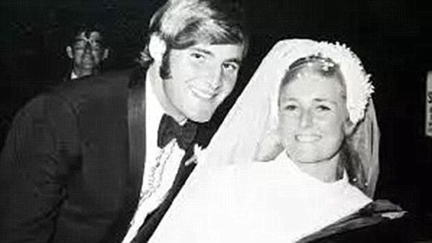 Lynette Simms, enfermera, se casó con Christopher Dawson, jugador de fútbol, ​​y tuvo dos hijos con él.  Pero en 1982, mamá desapareció, y no se la ha vuelto a ver desde entonces (En la foto: Chris y Lyn Dawson, en la foto el día de su boda, el 26 de marzo de 1970)