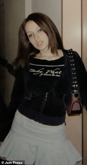 Mya fue fotografiada a los 16 años en 2002