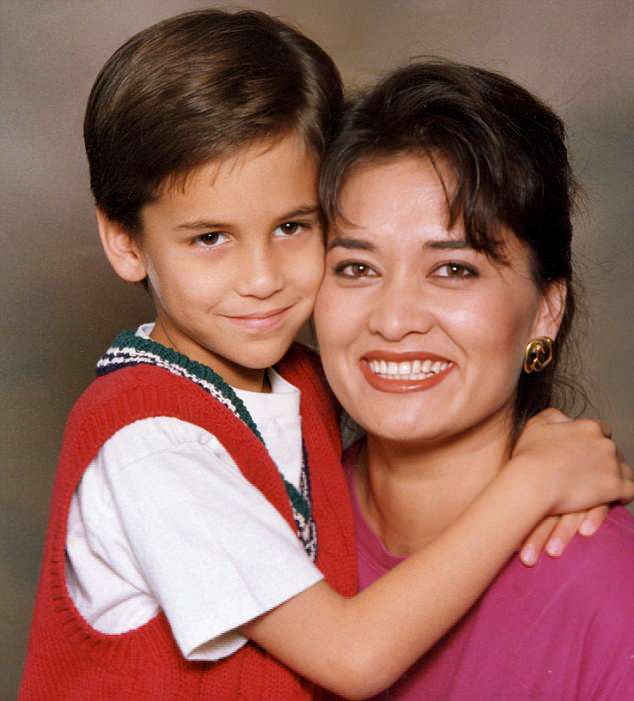 Conexiones familiares: Jonathan es retratado como un niño con su madre Katherine Berkery 