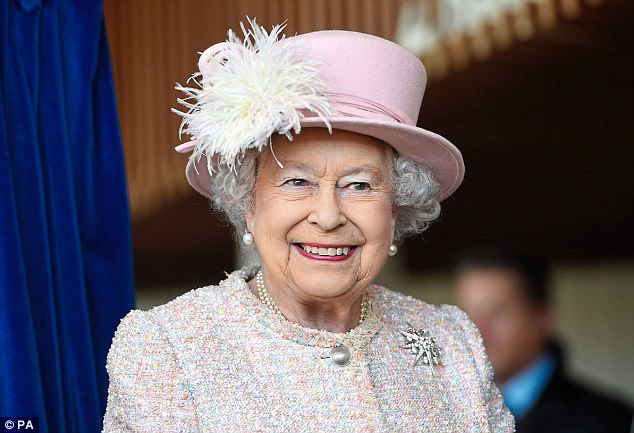 Jeanette provenía de un entorno muy diferente al de la abuela del príncipe Harry: la reina Isabel II (en la foto) 
