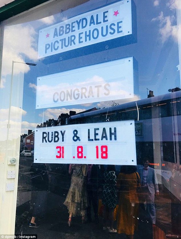 Un letrero afuera de un lugar para bodas en Sheffield, felicitando a la escritora gastronómica Leah y a su nueva esposa, Leah.  Se cree que los dos salieron a principios de 2015, lo que llevó a Ruby a salir.
