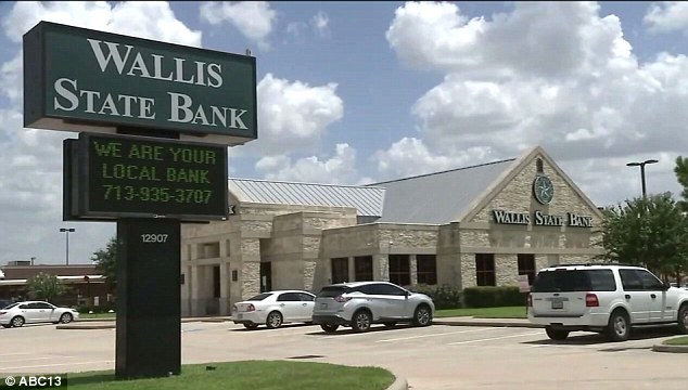 La mujer, que permanece sin identificar, hizo un retiro de $75,000 del Wallis State Bank (en la foto) antes del robo.  