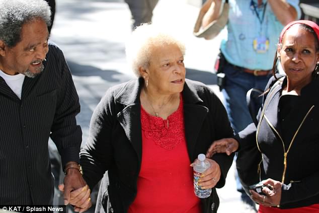 Su madre, Maxine Chatman (centro), de 77 años, murió el domingo en un hospital de Paramount, California.  Chatman había sufrido un derrame cerebral el mes pasado y desde entonces su salud se ha deteriorado