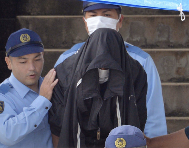Los fiscales japoneses acusaron al contratista militar estadounidense Kenneth Shinzato de asesinar y violar a una mujer de 20 años en Okinawa.  En la imagen: los funcionarios escoltan a Shinzata a la oficina del fiscal el 20 de mayo.