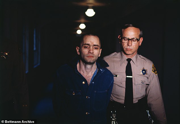Grabó una X en su frente durante el juicio de Manson para copiar su acto de protesta.