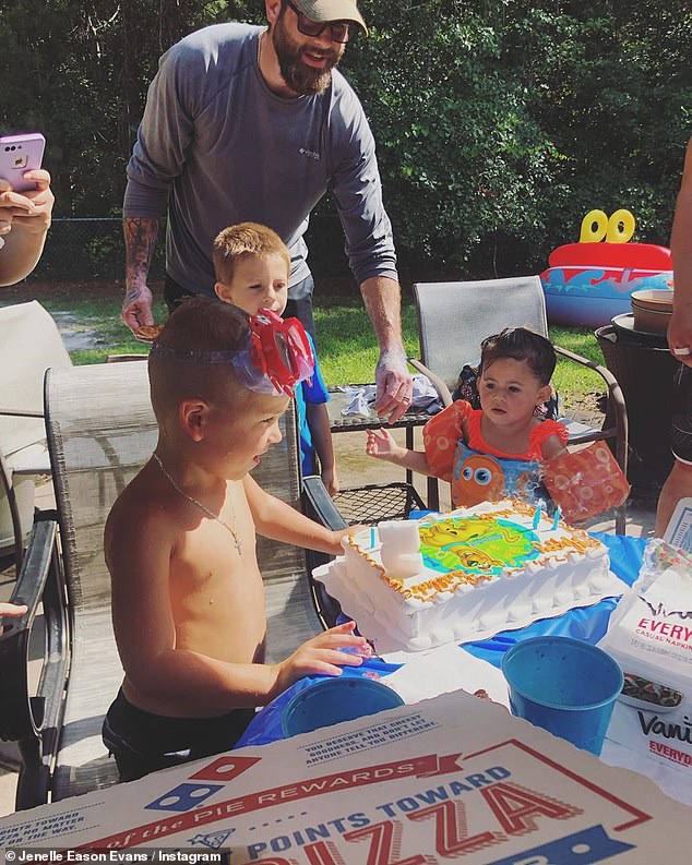 Manteniendo la armonía: el esposo de la ex estrella de Teen Mom 2, David Eason (centro), se unió a la reunión;  En la foto, Kaiser mira hacia abajo a su pastel de cumpleaños.