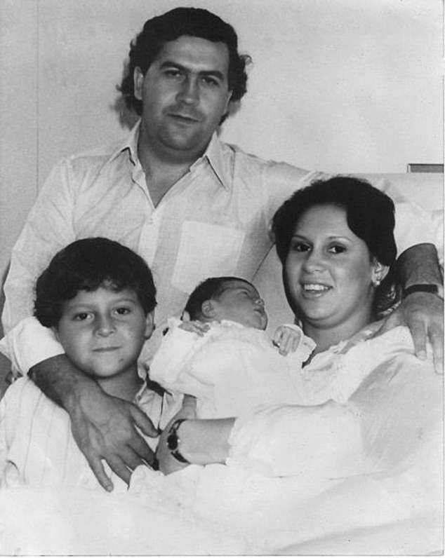 En declaraciones a The Sunday Times, la Sra. Henao (en la foto con Escobar, su hijo Sebastián y su hija Manuela) dijo: 