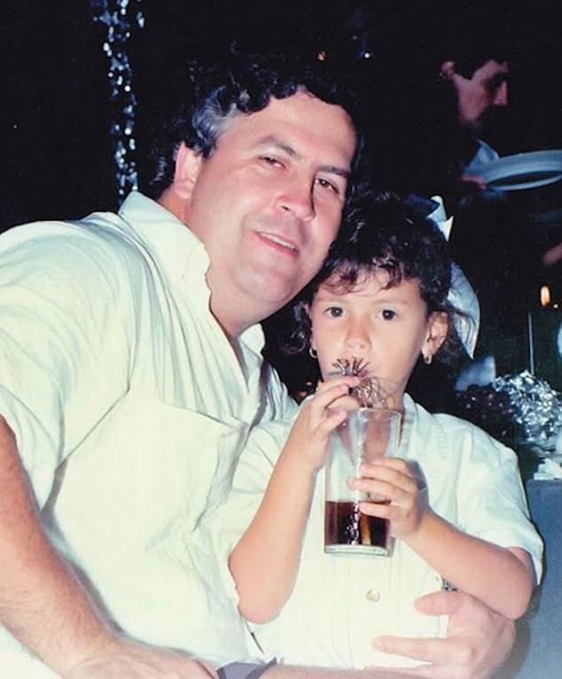 La señora Henao tuvo dos hijos más, Sebastián y Manuela (en la foto con Escobar) con su esposo