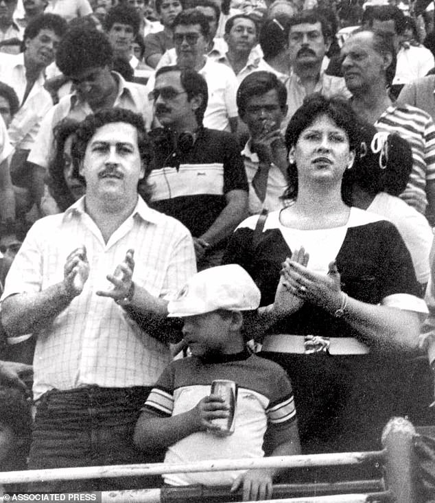 Ahora, 25 años después de la muerte del capo de la droga, la madre de dos hijos (en la foto con Escobar) ha descrito sentir una inmensa tristeza por quienes sufrieron a causa de su difunto esposo.