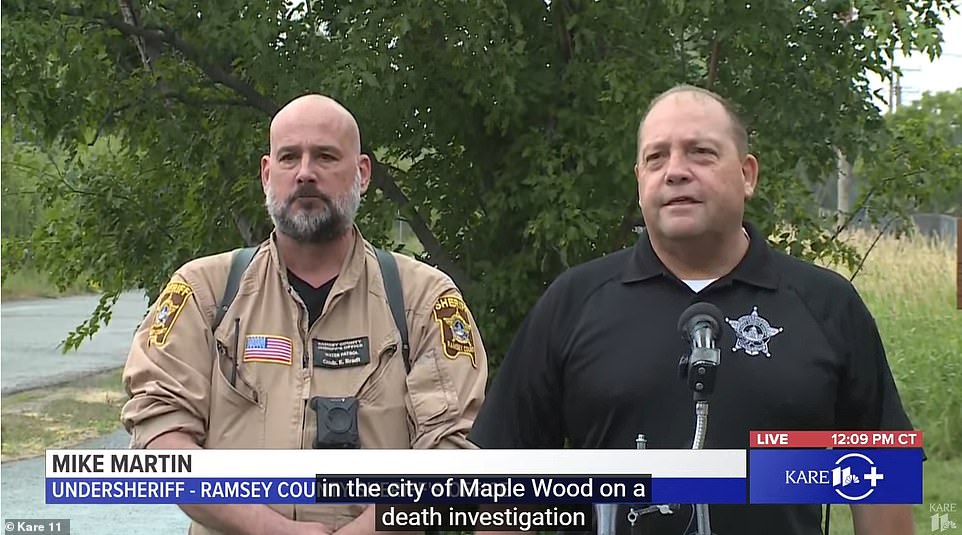 El subjefe del condado de Ramsay, Mike Martin (derecha), dijo que todos los cuerpos habían sido recuperados a las 11 a.m. del sábado.