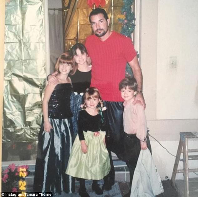 El padre cubano de Bella, Delancey Thorne, quien murió en un accidente automovilístico cuando ella solo tenía nueve años, está aquí con Kaili, Dani, Bella, Remy