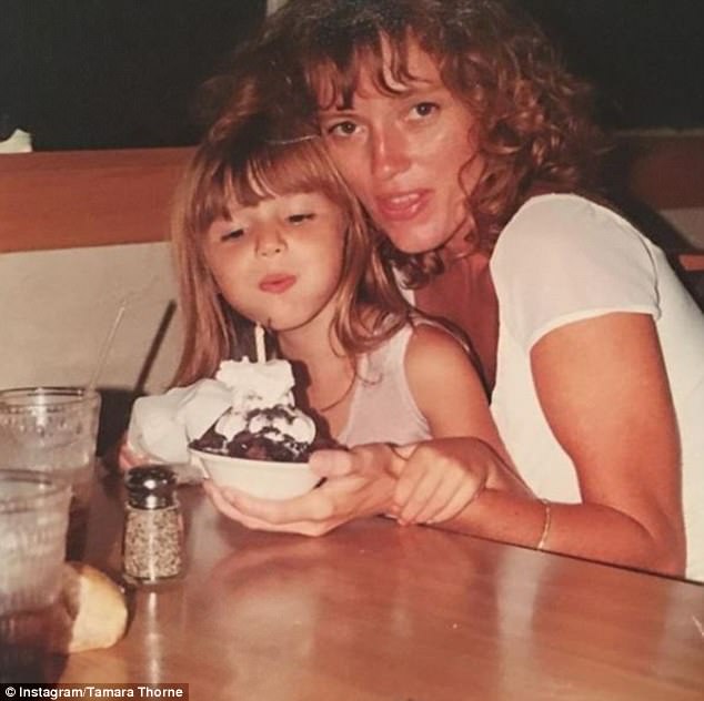 Bella, aquí con su madre Tamara en una foto de la infancia, creció en el suburbio de Pembroke Pines en Miami y perdió a su padre cuando solo tenía nueve años.
