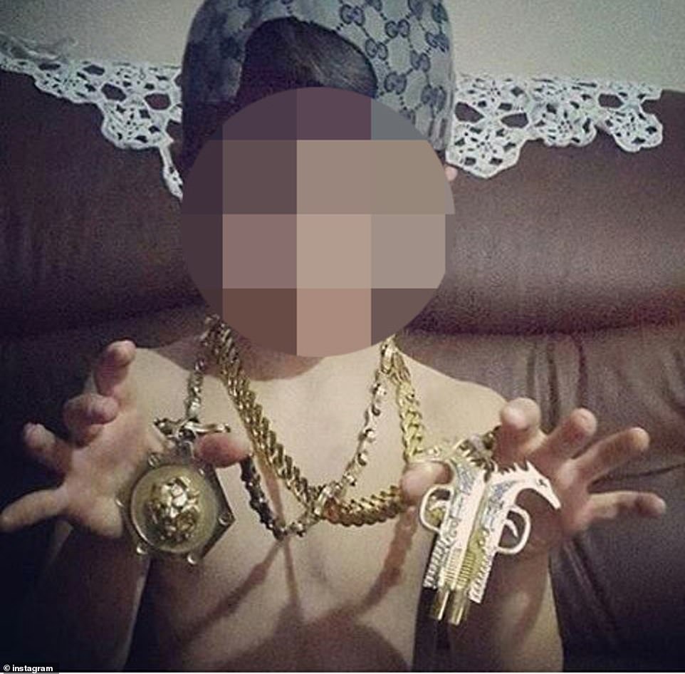 Una publicación incluso muestra lo que se cree que es un niño pequeño posando con medallones de gángsters, que tienen forma de pistolas.  La página de Instagram de Hellbanizanz tiene más de 8.000 publicaciones.