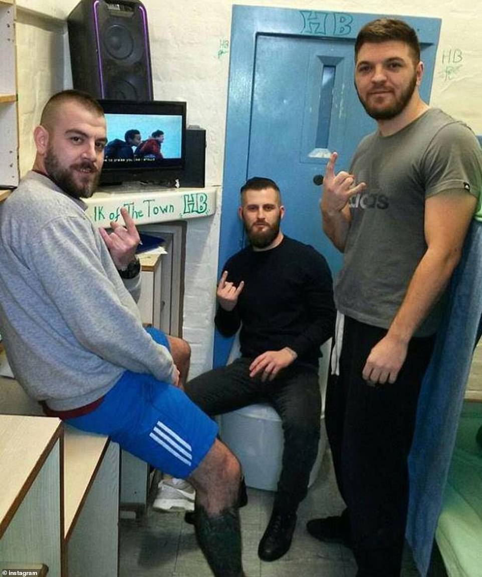 Tres hombres, que se cree que son miembros de una pandilla de Hellbanizanz, hacen un letrero de pandillas en una celda de prisión.  Aseguran estar 