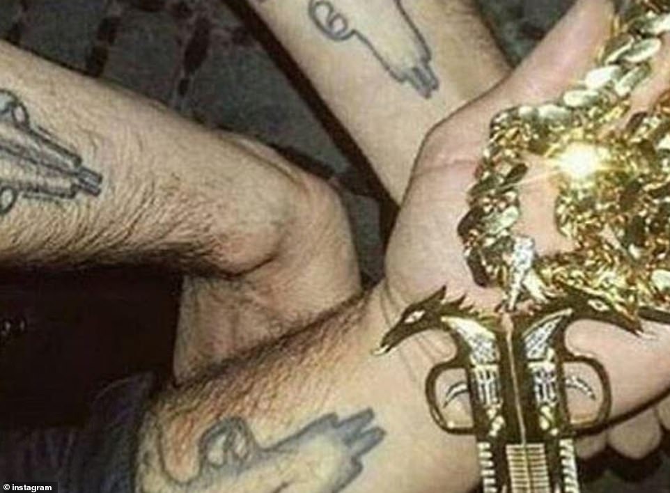 Muestran sus tatuajes a juego y el relicario característico de la pandilla de dos pistolas en forma de serpiente una al lado de la otra.  Tienen vínculos con la mafia en Albania.