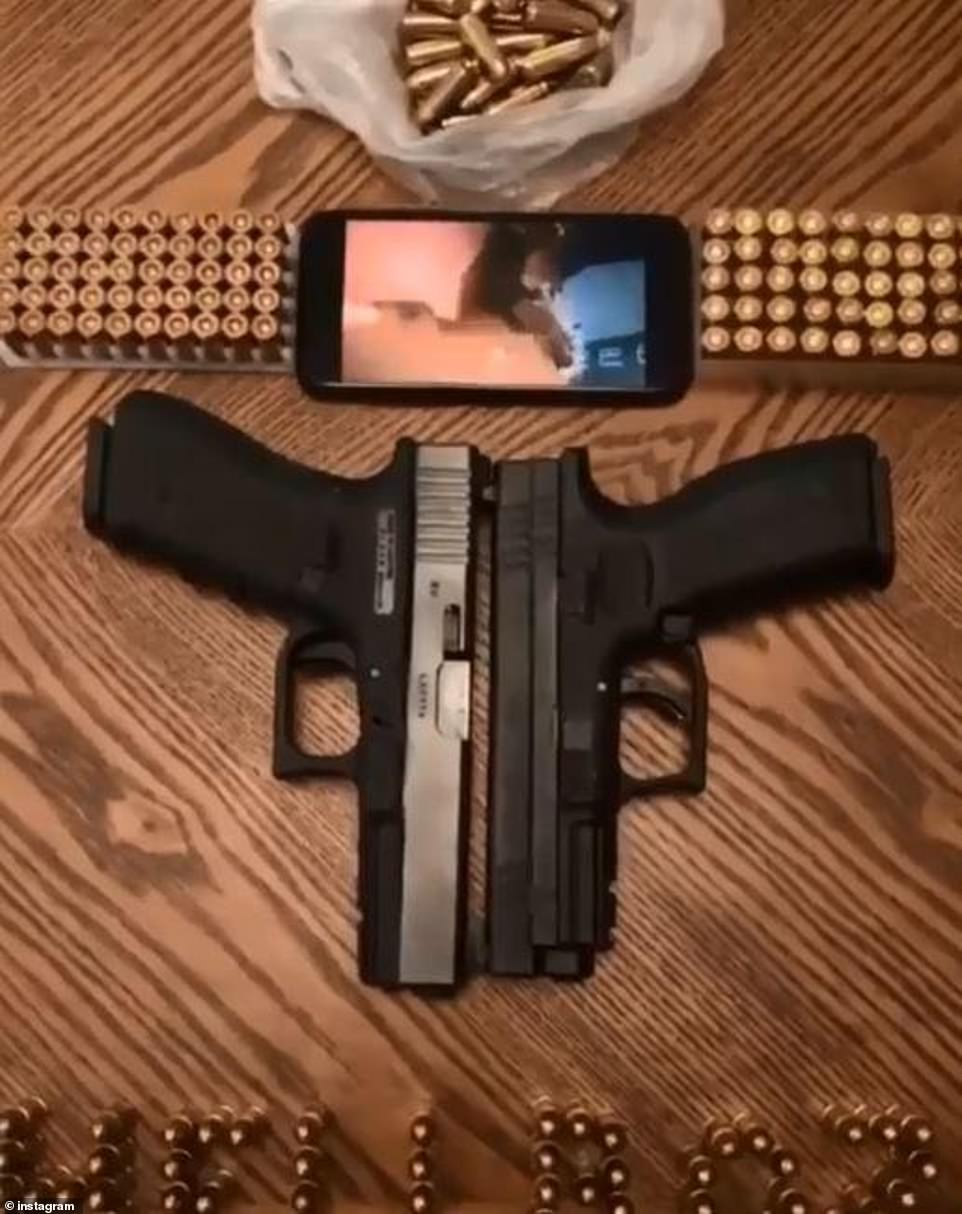 El grupo incluso publicó una foto de dos pistolas una al lado de la otra, con municiones.  Se dice que gobiernan el tráfico de cocaína en Londres con mano de hierro.