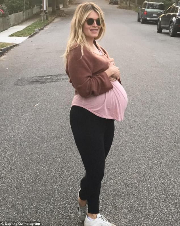 ¡Casi ahí!  La mujer de 31 años, que aparece en la foto a las 36 semanas, reveló que ahora pesa 193 libras a medida que se acerca cada vez más a su fecha de parto.