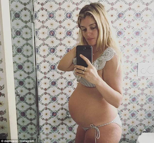 Babymoon: Daphne compartió una foto de sí misma en un bikini seersucker a las 30 semanas de embarazo en septiembre