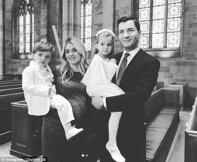 Foto de familia: Daphne y su esposo John Jovanovic fotografiados con sus hijos Philomena, tres, y Jovan, dos, en el bautizo de su bebé este mes