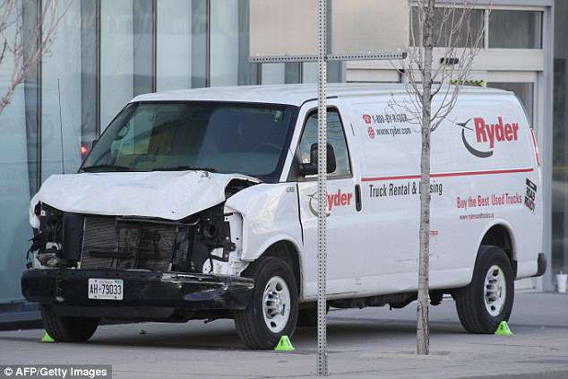 Daños en la parte delantera de la camioneta que el conductor usó para atropellar a varios peatones en Toronto, Ontario, el lunes