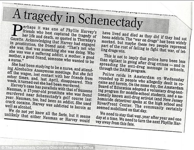 Un recorte de periódico (en la foto de arriba) de 1996 que habla de una de las víctimas de Maciag, Phyllis Harvey