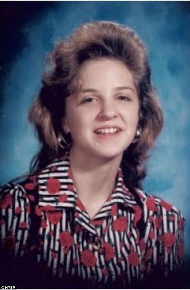 El cuerpo desnudo de Suzanne Nauman, de 17 años (en la foto de arriba), fue encontrado en un campo a lo largo de un campo de golf de Schenectady en mayo de 1995. Maciag la mató.
