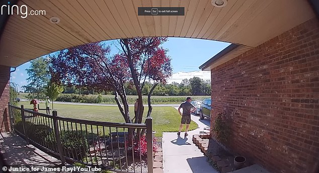 Vecinos ansiosos observan cómo Rayl agoniza en el porche de la propiedad de la familia de su exnovia en Sidney, Ohio, el 31 de julio.