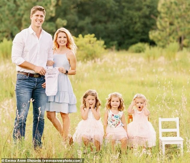 Familia de seis: Alyssa y su esposo John Webster, de 30 años, ya son padres de Allie Jane, cinco, Lexi Mae, tres y Zoey Joy, dos años.