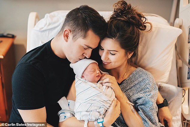 ¡Más!  El 31 de enero, Carlin, de 22 años, dio la bienvenida a su primer hijo con su esposo Evan Stewart: una hija llamada Layla Rae Stewart.